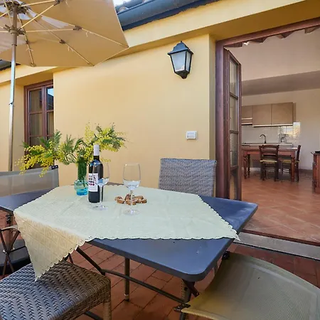 פארק נופש Poggio All'agnello Sport & Family Holidays פופולוניה