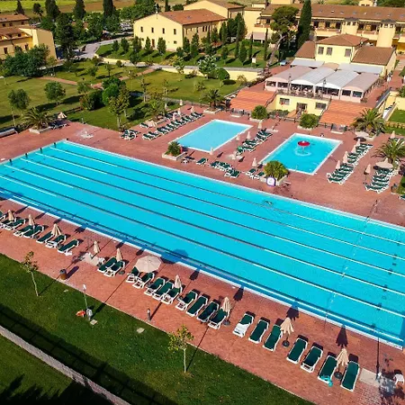 פארק נופש Poggio All'agnello Sport & Family Holidays פופולוניה